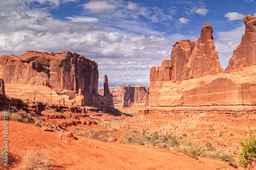 Murais de parede Travel through the national parks of the southwestern United States: the trail Park Avenue in the Arches national park, Utah