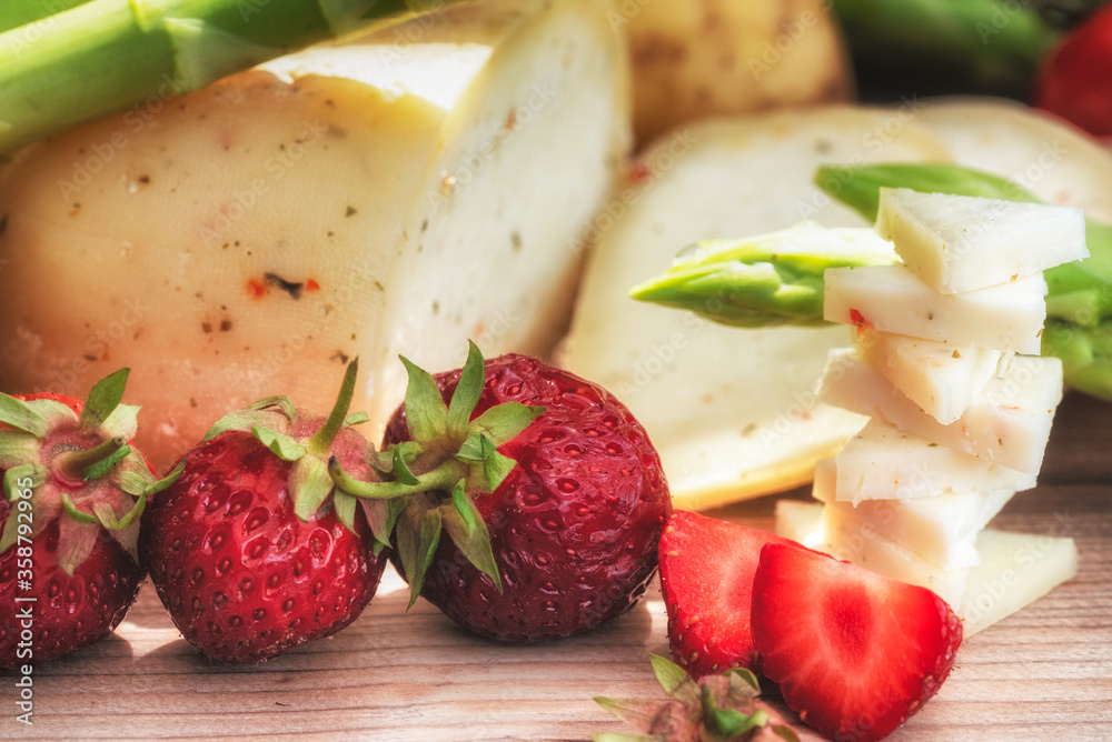 Käseplatte mit grünem Spargel Käseplatte mit grünem Spargel