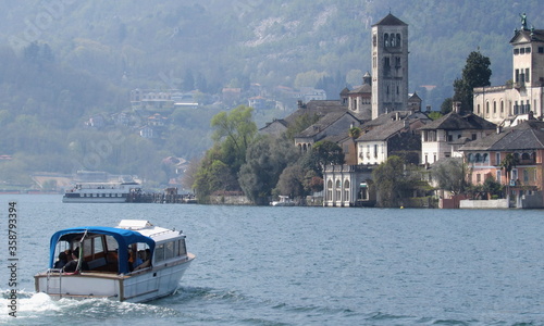 Gita in barca sul lago in Estate - viaggiare per turismo e per lavoro photo