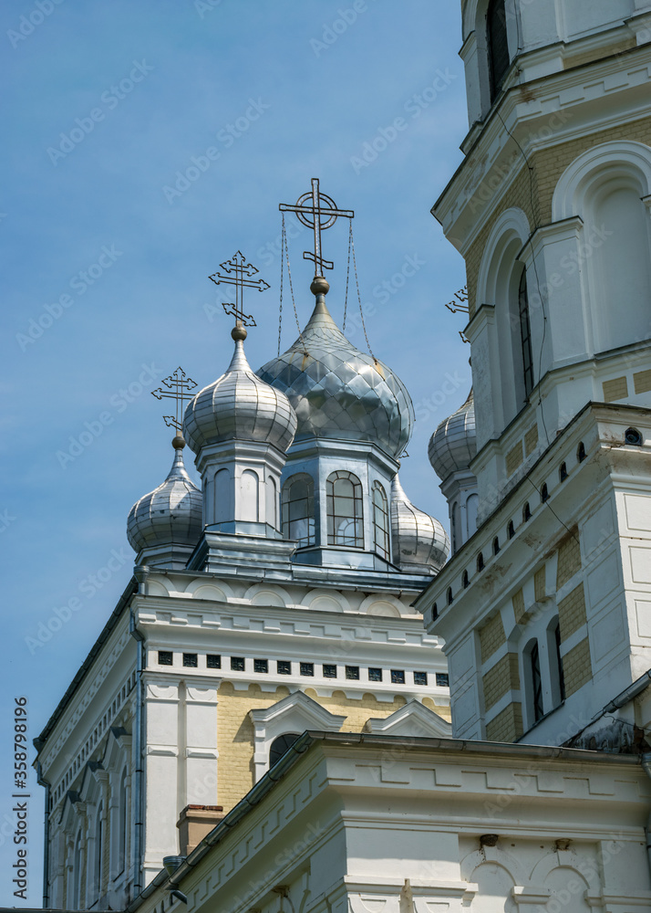 Obraz premium a fragment of an Orthodox church in Stameriena, Latvia, on a sunny summer day.
