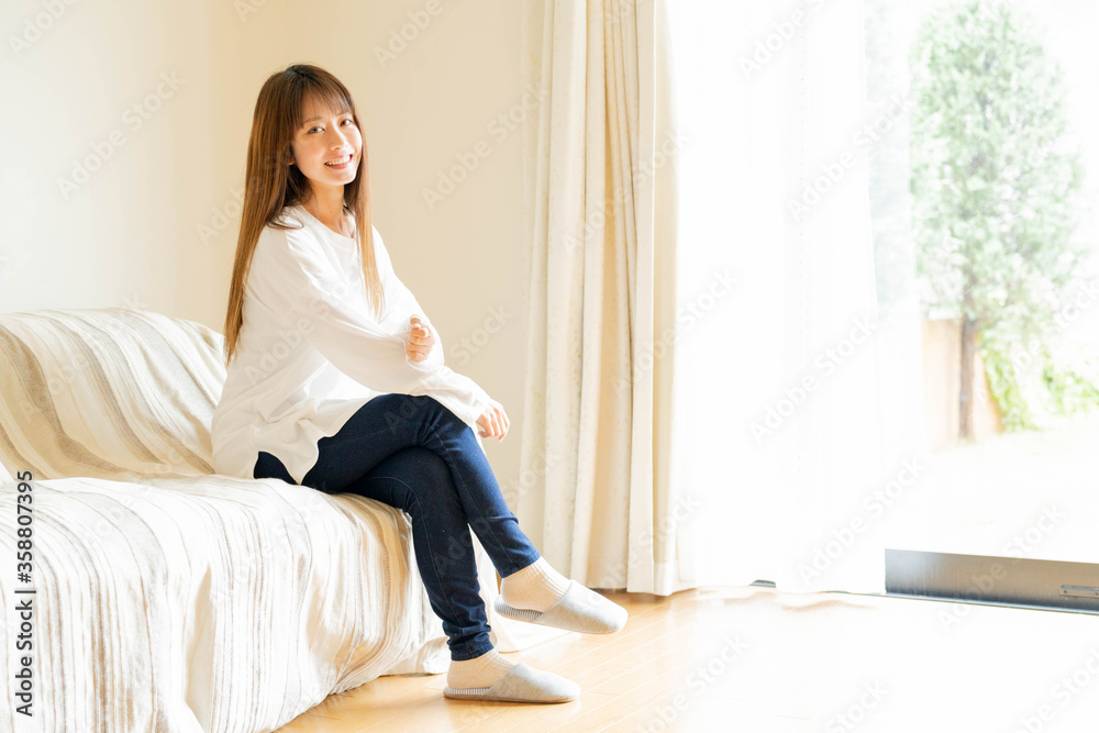 家でくつろぐ女性