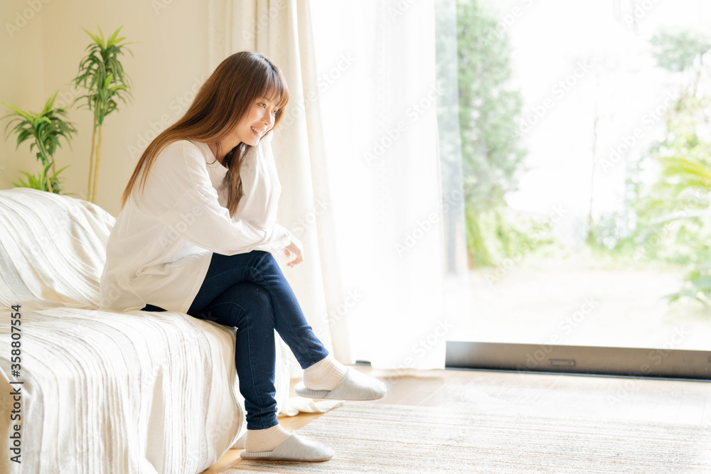家でくつろぐ女性 家でくつろぐ女性