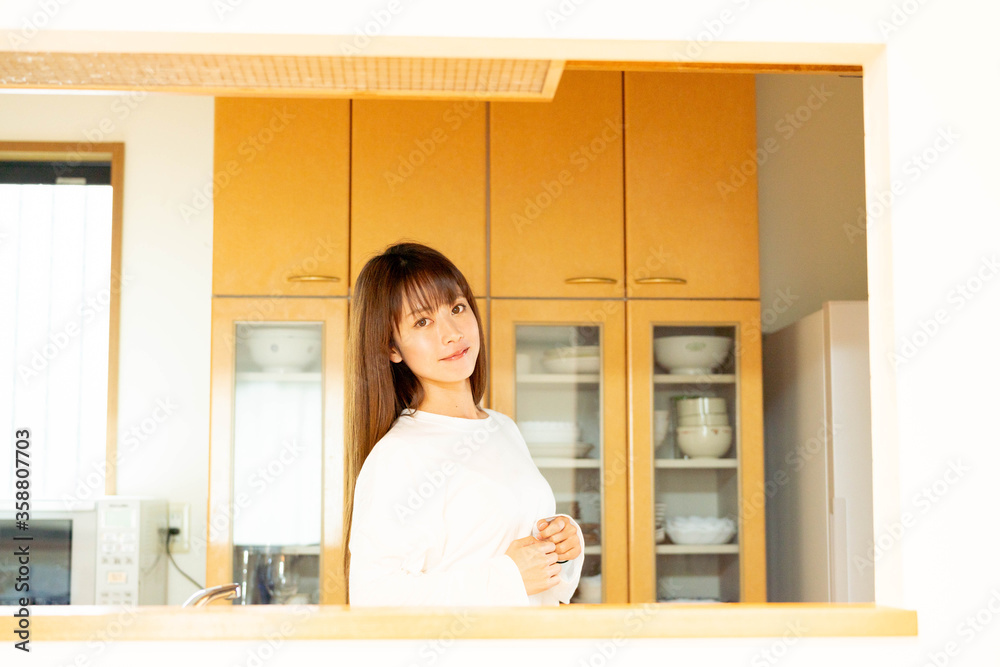キッチンにいる女性 キッチンにいる女性