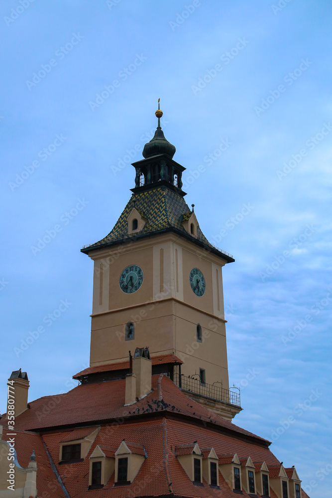 Torre del Reloj del Muzeul judetean de istorie (museo de historia del condado) en Brasov, Rumanía.