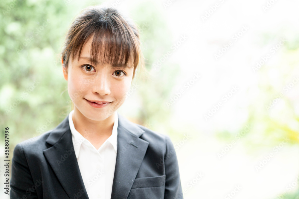 スーツ姿の女性
