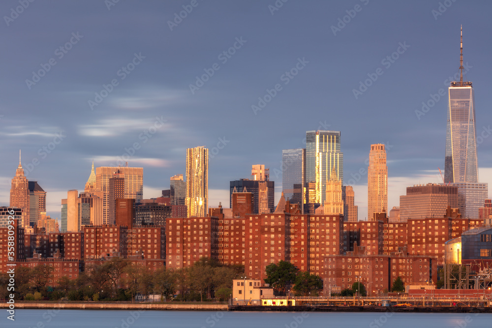 Fototapeta View on Lower East from East river with long exposure at sunrise