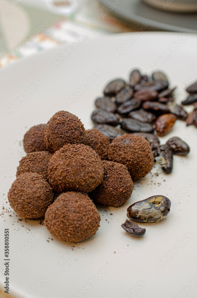 Bolinhas de chocolate com cacau da Bahia Bolinhas de chocolate com cacau da Bahia