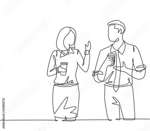 Single continuous line drawing of two young male and female worker holding paper cup drink and chatting during office break. Rest break at work concept one line draw design graphic vector illustration