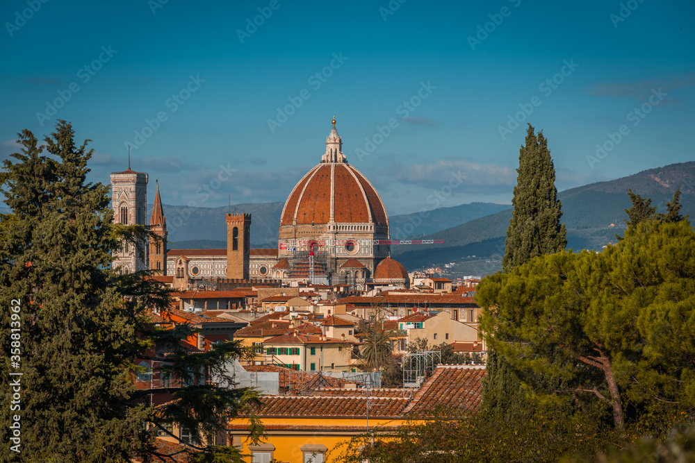 Fototapeta premium FLORENCE, TUSCANY / ITALY - DECEMBER 27 2019: Florence famous building and atchitecture