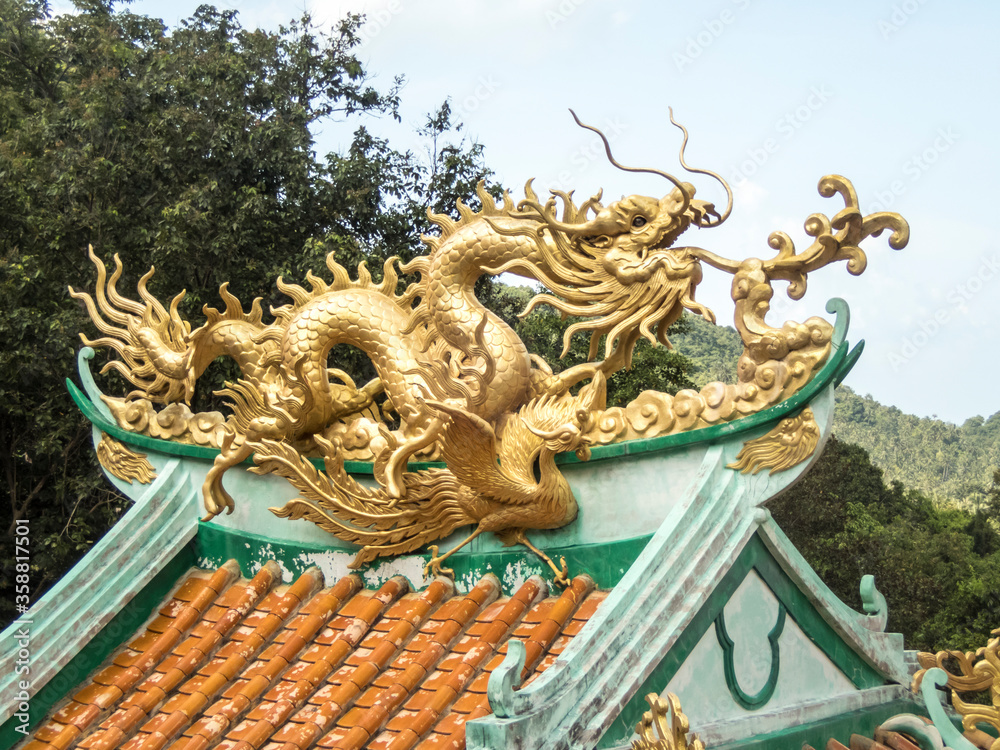 Fototapeta premium golden dragon on the chinese temple