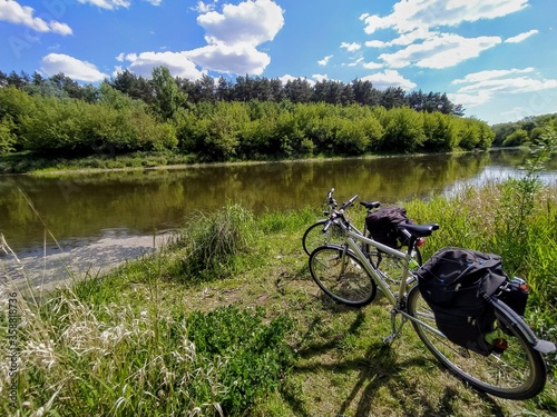 Dwa rowery nad rzeką w słoneczny dzień