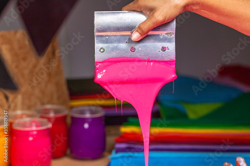 Fotografia pink color dripping from hand screen printing during printing tee shirt