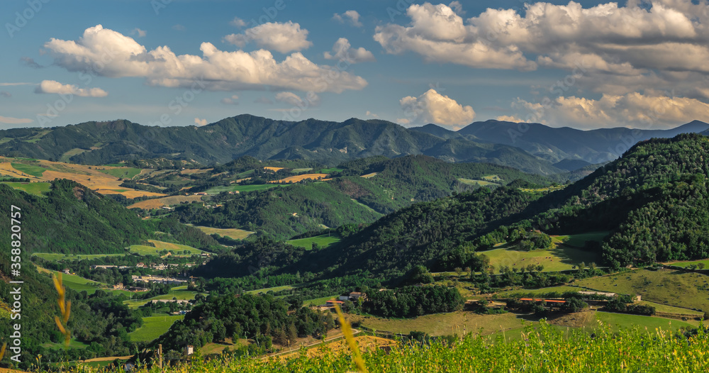 Pasmo górskie przecinające środkowy region Emilia Romagna we Włoszech nieopodal miasteczka Santa Sofia.