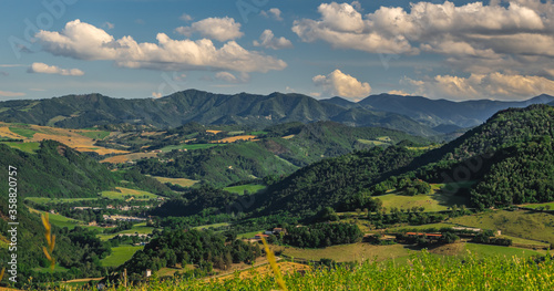 Pasmo górskie przecinające środkowy region Emilia Romagna we Włoszech nieopodal miasteczka Santa Sofia.