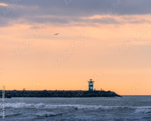 Fotografia lighthouse in Scheveningen during sunset.