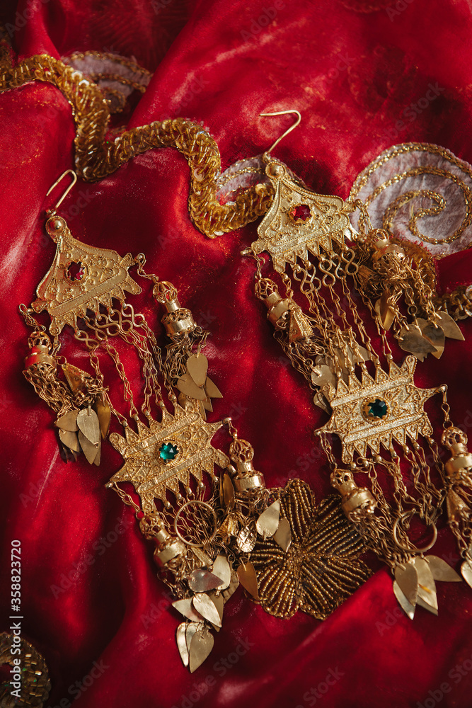 details of traditional Tunisian wedding costume