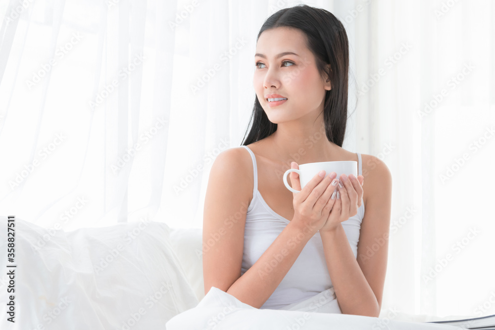 Asian girl cute and beautiful Wake up in a good mood Smile happily Asian girl cute and beautiful Wake up in a good mood Smile happily