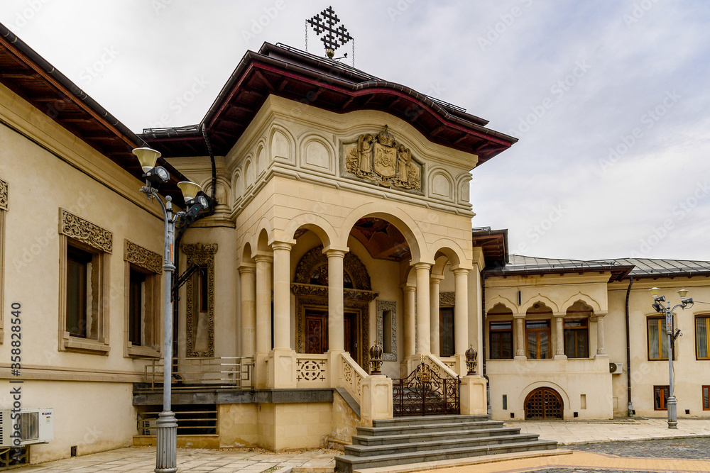 Obraz premium Romanian Orthodox Patriarchal Cathedral (Metropolitan Church), a functioning religious landmark, on Dealul Mitropoliei, Bucharest, Romania