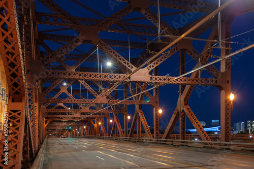 Fototapeta Naklejka Na Ścianę i Meble -  Steel bridge in Portland downtown