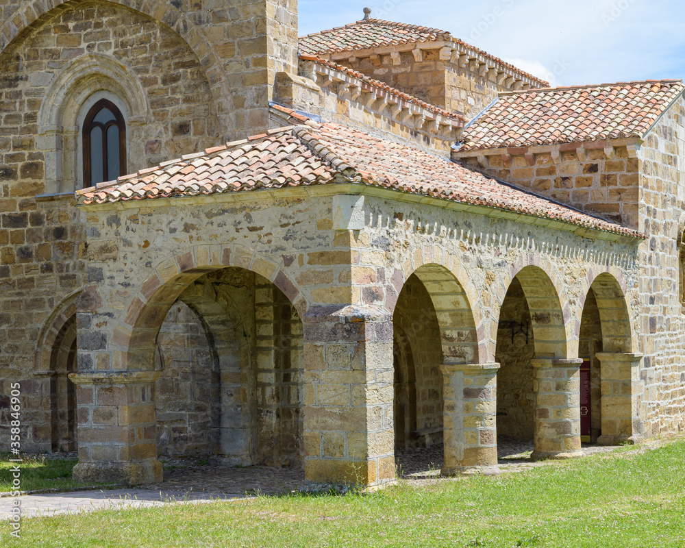 Obraz premium Vista parcial de la Colegiata de San Salvador de Cantamuda, en la provincia de Palencia. Castilla y León. España