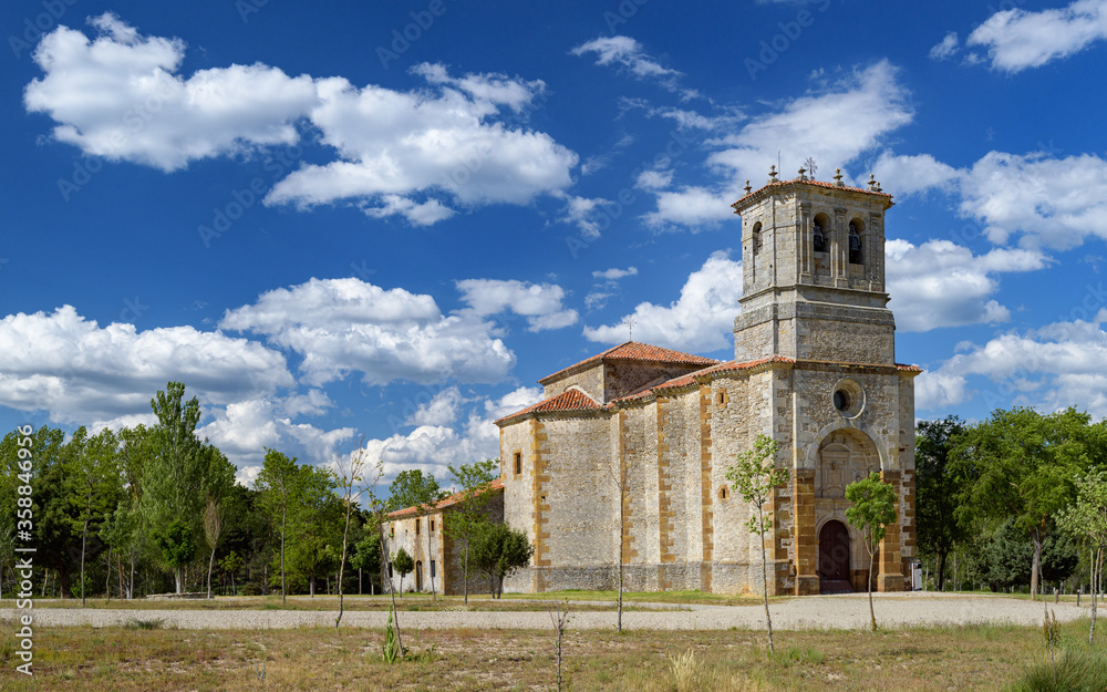 Vista de la ermita de La Blanca bajo un cielo azul con nubes blancas, cerca de la población de Cabrejas del Pinar, en la provincia de Soria. Castilla y León. España