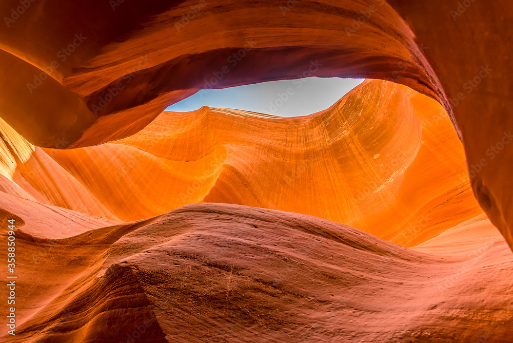 Obraz premium The upper walls of the slot canyon glow in the morning sunshine in lower Antelope Canyon, Page, Arizona