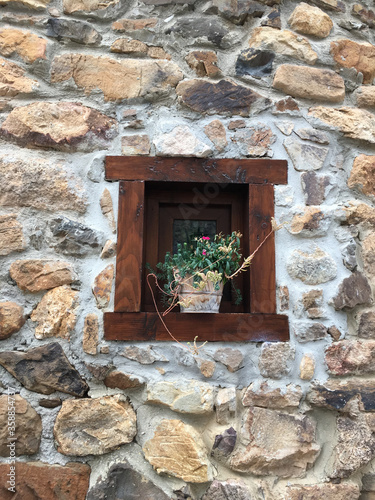 VENTANA CON FLORES