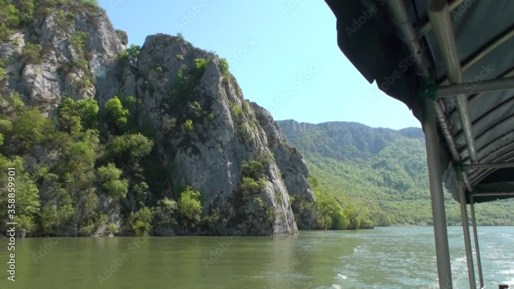 Video „Danube, djerdap from the water, boating through the
