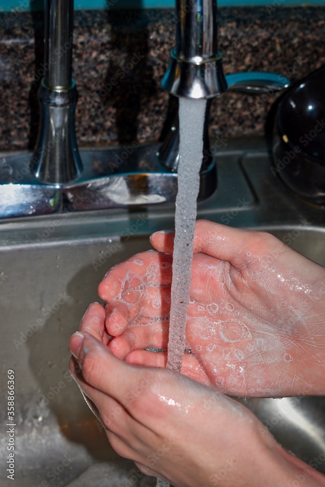 Fototapeta premium person washing hands