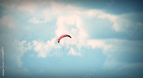 spadochron szybujący między chmurami