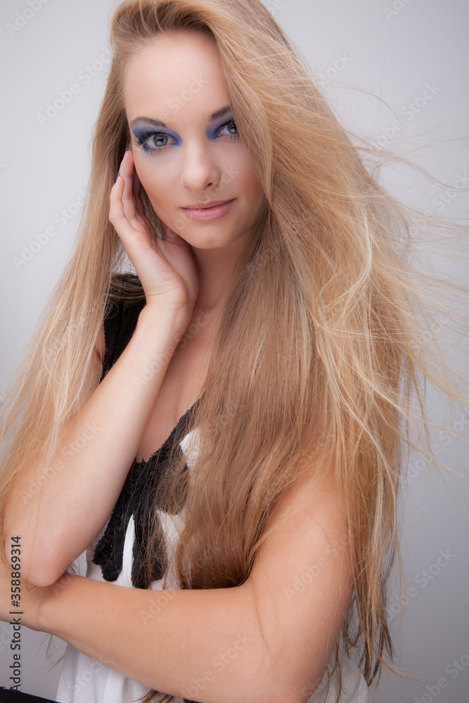 Obraz premium Young beautiful stylish girl posing in studio.