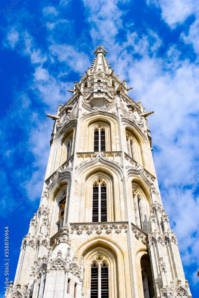 Obraz premium It's Matthias Church, a church located in Budapest, Hungary, in front of the Fisherman's Bastion at the heart of Buda's Castle District.