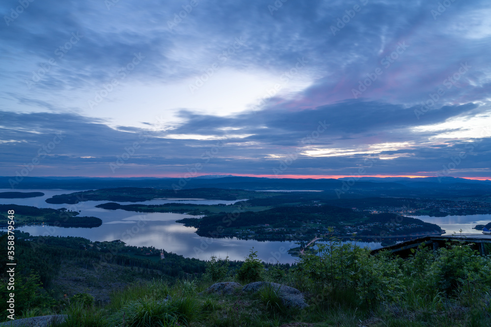Zachód słońca nad Tyrifjorden zwanego Jezioro Tyri z punktu widokowego Kongens utsikt (królewski widok)
