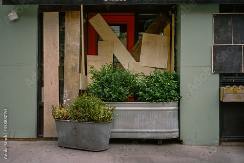 Εκτύπωση καμβά NYC retailer small business boarding up their storefronts in fear of looting damage during the BLM protests