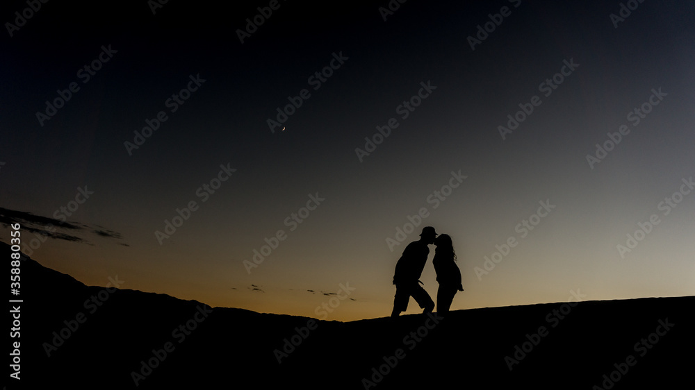 silhouette of a man kissen the woman 