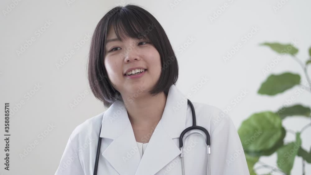 診察する医者 診察する医者