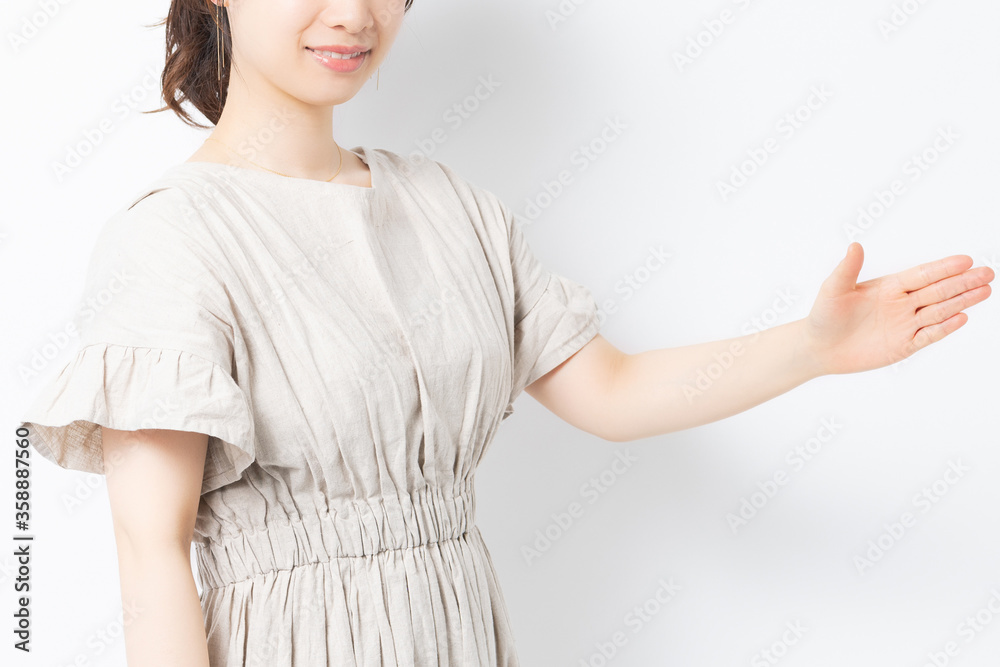 チョップのポーズをする若い女性 チョップのポーズをする若い女性