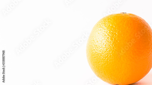 Plano frontal de una redonda, llamativa y fresca naranja aislado en un fondo totalmente blanco con luz natural sobre la fruta photo