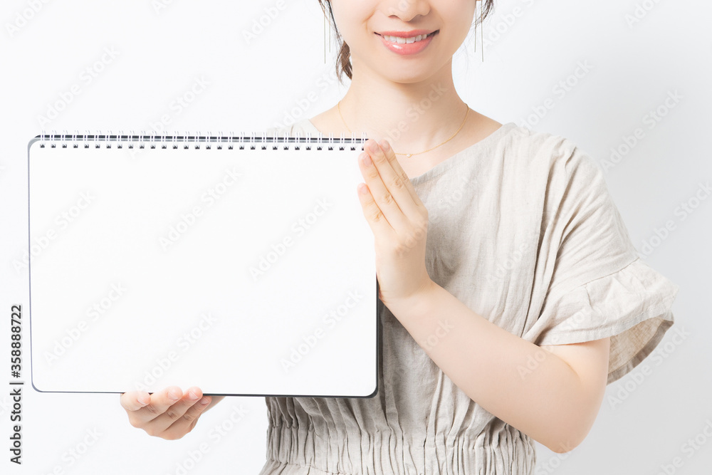 スケッチブックを持つ若い女性 スケッチブックを持つ若い女性
