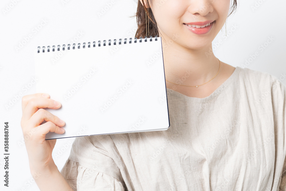 スケッチブックを持つ若い女性 スケッチブックを持つ若い女性