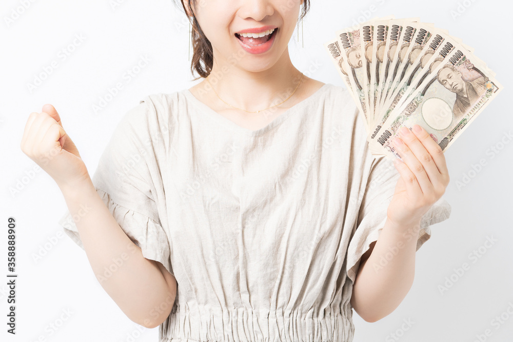 お金を手に持つ若い女性