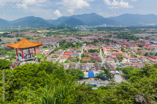 Fotografie IPOH, MALAYASIA - MARCH 25, 2018: View from the hill abouve Perak Tong cave temple in Ipoh, Malaysia