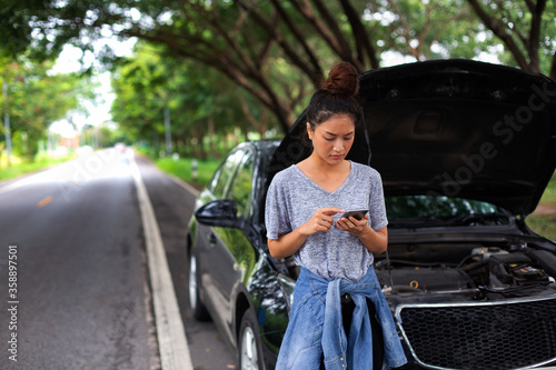 Canvastavla Asian woman using mobile phone while looking and Stressed man sitting after a ca
