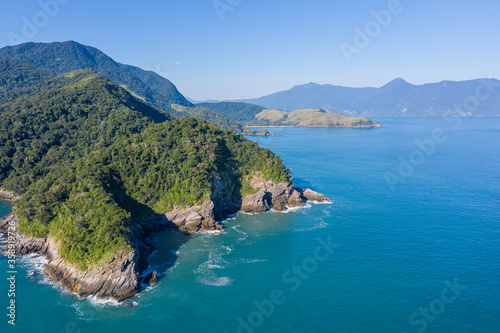 Fototapeta Naklejka Na Ścianę i Meble -  Imagem da mata atlantica, morros contornando o litoral e mar