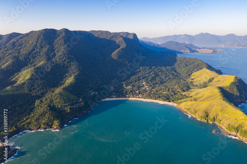 Imagem aérea da praia do sahy, litoral norte de são paulo, Brasil