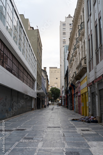 Imagem do centro da cidade com ruas vazias durante a quarentena e pandemia