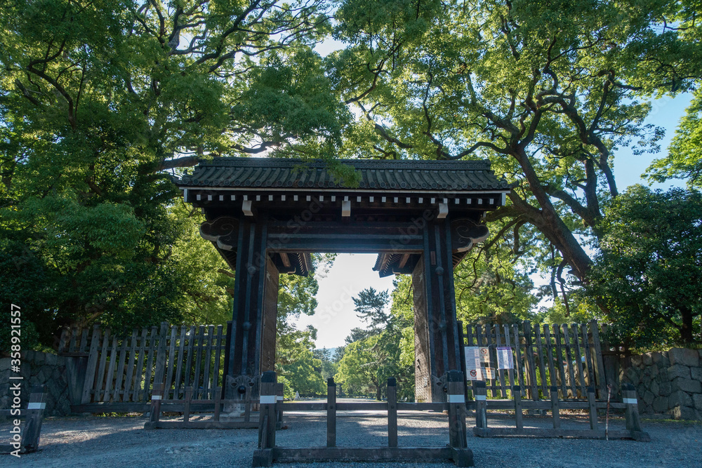 京都御苑の下立売御門と新緑の風景です