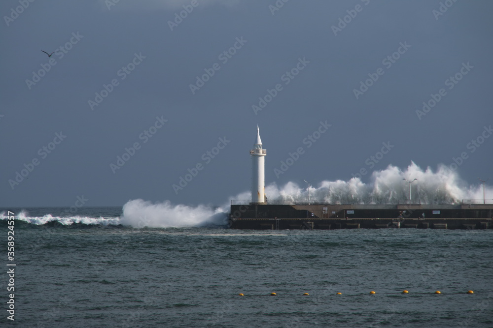 江ノ島灯台に打ち付ける波