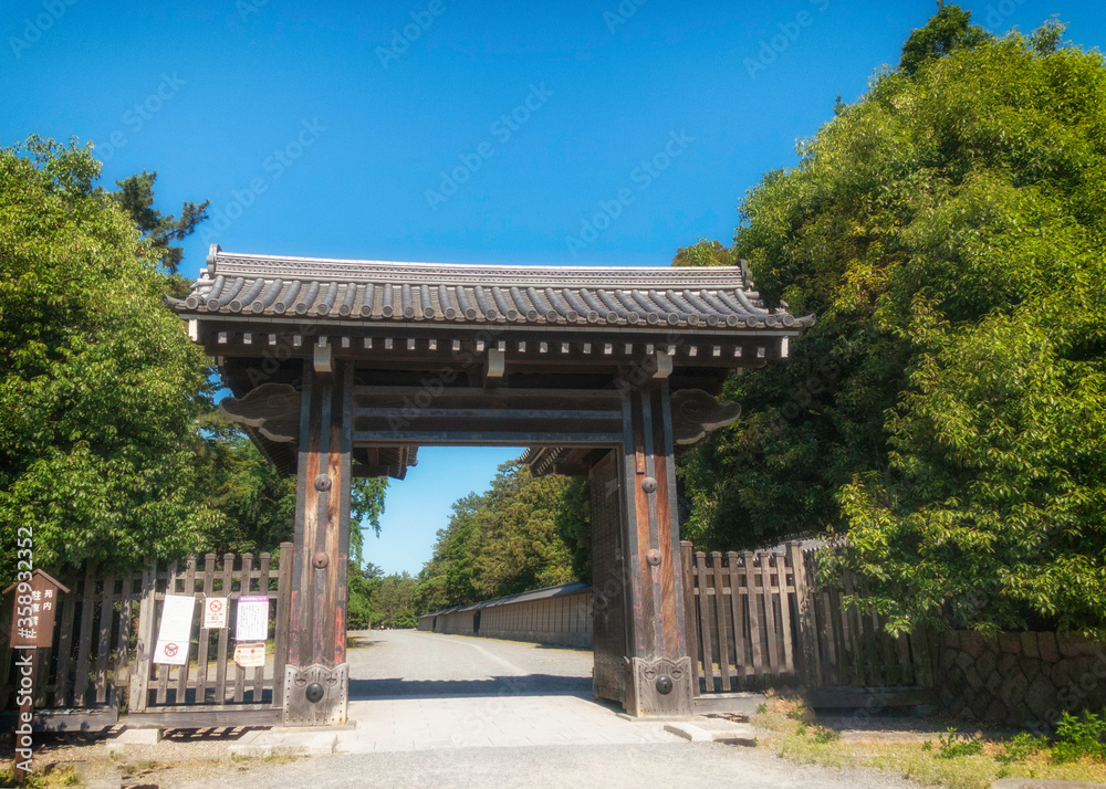 京都御苑の寺町御門と新緑の風景です