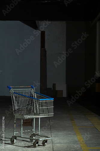 Carrinho de Mercado vazio e abandonado na garagem